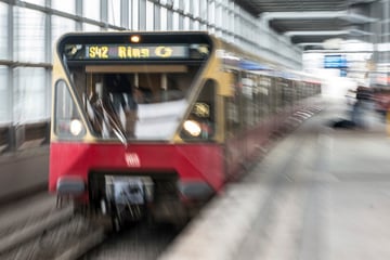 Rassistische Attacke an S-Bahnhof in Berlin: Frau zu Boden getreten und beleidigt
