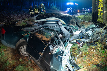 Audi bei Horror-Unfall zerstört: Fahrer (18) steigt selbständig aus dem Wrack aus