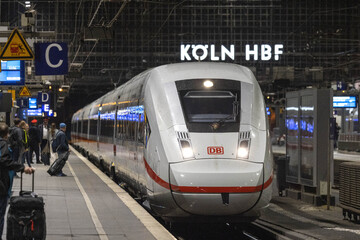 Köln: Zeitumstellung mal anders: Uhren am Kölner Hauptbahnhof gehen falsch!