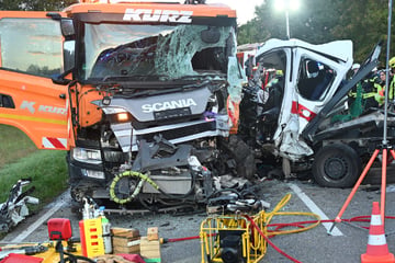 Mehrere Schwerverletzte auf Bundesstraße: Lkw und Transporter krachen zusammen