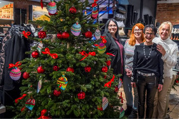 Weihnachtswünsche am Tannenbaum: Unternehmer machen Kinderträume wahr