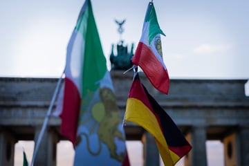 Berlin: Nationalfahnen am Brandenburger Tor angezündet: Polizei sucht Täterin