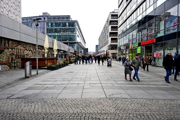 Dresden: Wegen eines Kopftuchs? Frau schlägt 17-Jährige auf der Prager Straße