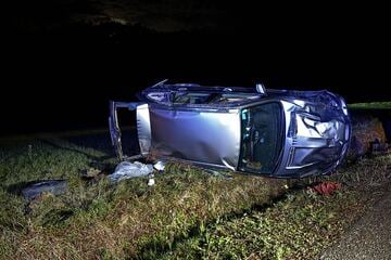 Horror-Unfall! BMW überschlägt sich: Fahrer wird aus seinem Wagen geschleudert