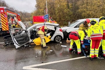 Unfall-Drama in Ratingen: Drei Autos krachen aufeinander, Feuerwehr rettet Schwerverletzten