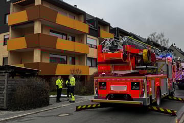 Feuerwehr im Großeinsatz: Mann lebensgefährlich verletzt aus Wohnung gerettet