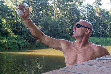 Auf besonderer Mission: Chemieprofessor durchschwimmt die Elbe