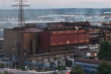 Hamburg: Großeinsatz! Glühend heißer Stahl läuft in Werkshalle aus