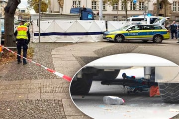 Lkw erfasst Radfahrerin beim Abbiegen: Frau nach Unfall auf Karli schwer verletzt