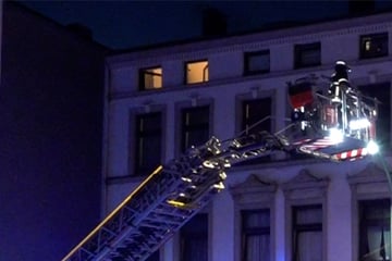 Hamburg: Feuer in Mehrfamilienhaus: Bewohner vom Rauch eingeschlossen