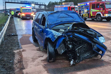 Unfall A2: Mercedes und Skoda krachen auf A2 in Kipplaster: Zwei Verletzte