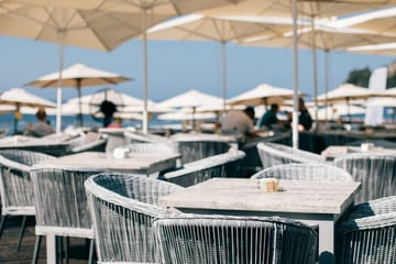 Familienurlaub wird zur Tragödie: Deutscher Urlauber stirbt beim Mittagessen