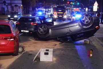 Auto überschlägt sich bei Unfall in Dresden: Zwei Verletzte