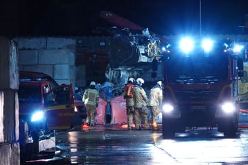 Dresden: Feuer bei Entsorgungsbetrieb in Leuben: Straße muss gesperrt werden