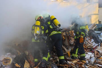 Ladung von Müllauto fängt plötzlich Feuer: Mitarbeiter reagieren blitzschnell