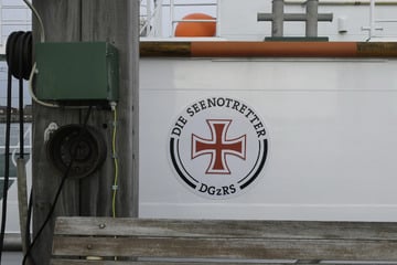 Vater stürzt bei Segelausflug ins Wasser! Kinder setzten Notruf ab und retten ihm das Leben