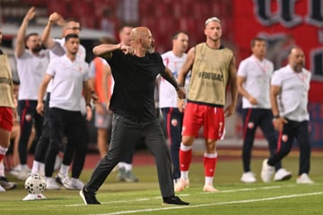 Erst Rot gesehen, dann mit Fans angelegt: Fußball-Legende schmeißt nach Peinlich-Aus hin