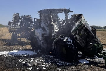 Traktor verbrennt: Mehrere hunderttausend Euro Schaden