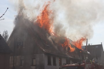 Starker Rauch nach Dachstuhlbrand: Bewohner vermisst