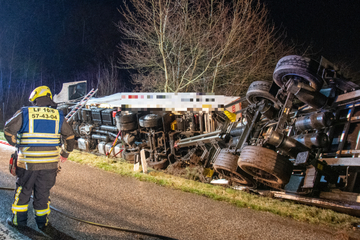 Unfall A21: Laster mit Gefahrgut stürzt um: A21 stundenlang gesperrt!