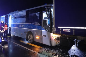 Unfall A4: Häftlingsbus knallt in Lkw: Verletzte bei Unfall auf A4