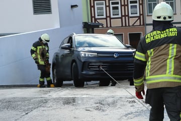 Glätte-Dilemma: Autofahrerin wählt Notruf - Feuerwehr rückt an