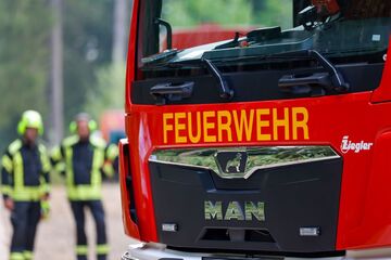 10.000 Quadratmeter in Flammen: Feuerwehr muss Waldbrand löschen