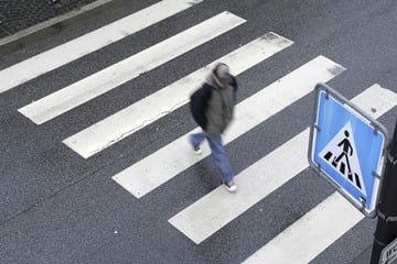 18-Jähriger von Schulbus erfasst: Schwerer Unfall am Zebrastreifen