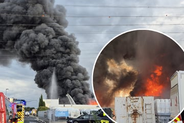 Immer wieder kleine Explosionen zu hören: Lagerhalle in Bergheim brennt lichterloh, NINA-Warnung ausgelöst