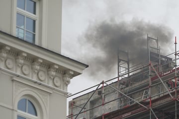 Hamburg: Feuer auf Dach-Baustelle: Dunkler Rauch steigt in der Innenstadt auf