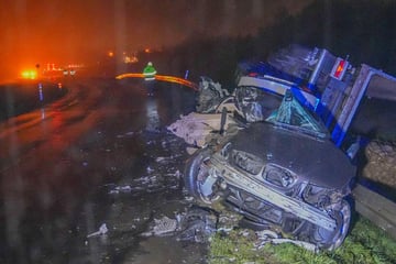Horror-Unfall: BMW fährt in Gegenverkehr - Fahrer (20) schwer verletzt
