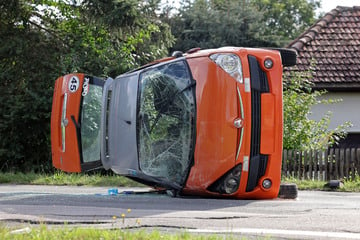 Unfall in Zwickau: Auto landet auf der Seite