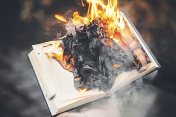 Mann steckt auf offener Straße Bibel in Brand und ruft: "Allahu Akbar"