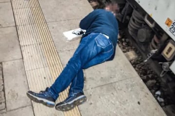 Schock nach Fußballspiel: Deutscher Fan hängt zwischen Zug und Bahnsteigkante