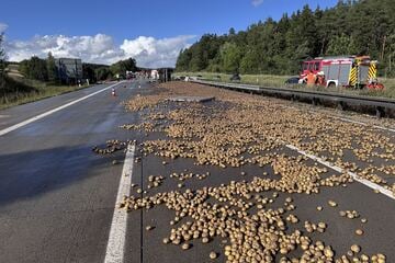 Unfall A9: Kartoffel-Blockade nach schwerem Unfall auf A9: Fahrspuren wieder freigegeben