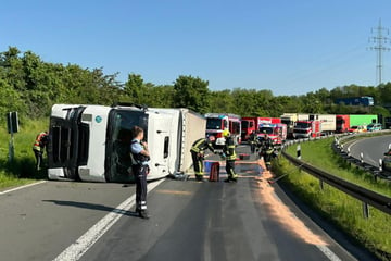 Unfall A46: Lastwagen auf A46 bei Neuss umgekippt - Mehrere Rettungskräfte im Einsatz