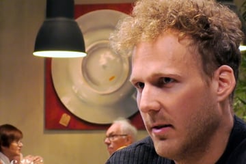 First Dates: Als die Rechnung serviert wird, kommt in Jonas der Schwabe durch: "Seh' ich nicht ein, dass ich das jetzt zahle"
