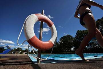 Junge Männer belästigen 12-Jährige im Freibad
