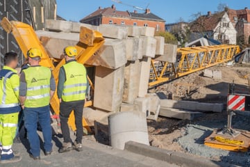 Kran stürzt um: Arbeiter in Kanzel fallen 50 Meter tief