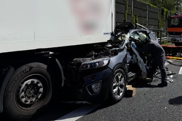 Unfall A25: Schwerer Unfall auf der A25: Auto rast unter Lkw, zwei Personen eingeklemmt