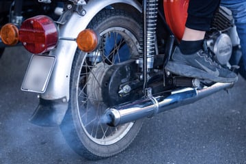Schwerer Unfall auf Bundesstraße: Junge Mopedfahrerin (17) kracht in Pick-up