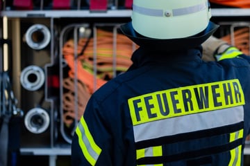Heftiger Brand in Freising: Seniorin schwer verletzt in Klinik gebracht