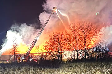 Meterhohe Flammen: Baumarkt für Sonderposten im Vollbrand