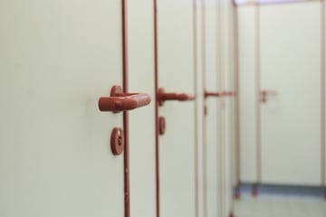 Berlin: Studentinnen entdeckten Kameras auf Uni-Klo: Polizei durchsucht Wohnung von Spanner