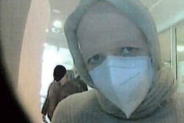 Hinweise dringend gesucht: Diese Person klaut Senior Karte und hebt vierstelligen Betrag ab