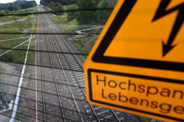 Lebensgefährlicher Stromschlag auf Gleisen: 18-Jähriger mit schweren Verbrennungen in Klinik geflogen
