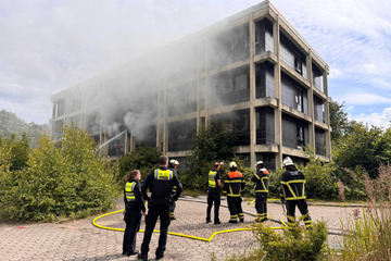 Hamburg: Feuer in leerstehendem Gebäude: Suche nach Vermissten beendet