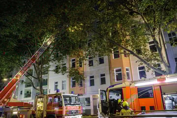 Berlin: Dachstuhl in Schöneberg teilweise eingestürzt: Feuerwehr im Großeinsatz