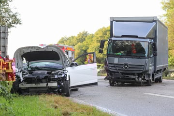 Unfall A23: Unfall auf der A23: Lkw crasht in Leitplanke, Sperrung!