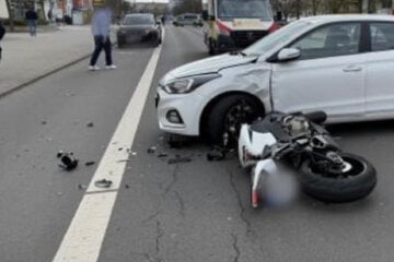 Zwei Menschen verletzt: Motorrad kracht in ausparkenden Hyundai